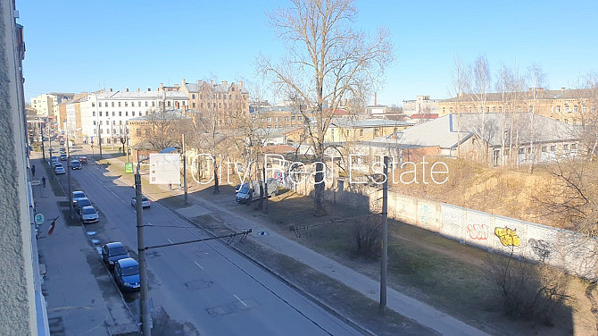 Благоустроенный озеленённый двор, подъездная дорога покрыта брущаткoй, Елгава и Елгавский край - изображение 5