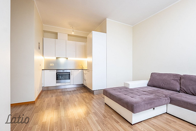 Izīrē daļēji mēbelētu 3 istabu dzīvokli Purvciemā, blakus Mēbeļu namam. Viesistaba apvienota ar virt Рига - изображение 1