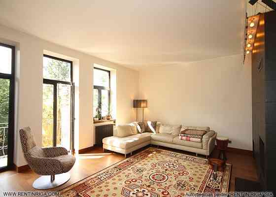 Uz īri tiek piedāvāts elegants un ērts trīs istabu dzīvoklis Āgenskalnā, tieši blakus Kalnciema kvar Rīga