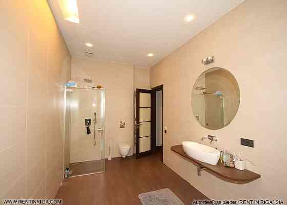 Uz īri tiek piedāvāts elegants un ērts trīs istabu dzīvoklis Āgenskalnā, tieši blakus Kalnciema kvar Rīga