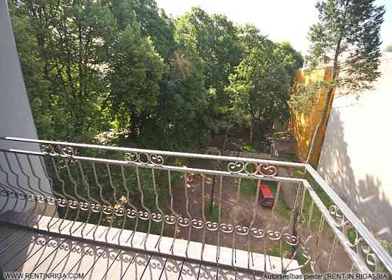 Uz īri tiek piedāvāts elegants un ērts trīs istabu dzīvoklis Āgenskalnā, tieši blakus Kalnciema kvar Rīga