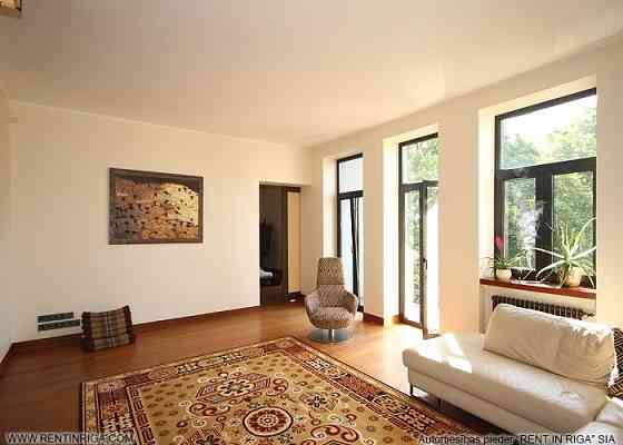 Uz īri tiek piedāvāts elegants un ērts trīs istabu dzīvoklis Āgenskalnā, tieši blakus Kalnciema kvar Rīga