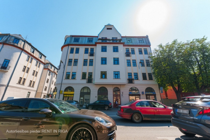 Uz īri tiek piedāvāts elegants un ērts trīs istabu dzīvoklis Āgenskalnā, tieši blakus Rīga - foto 1