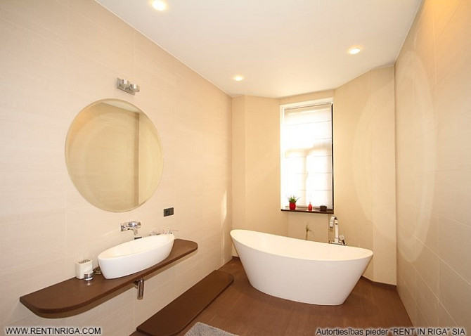 Uz īri tiek piedāvāts elegants un ērts trīs istabu dzīvoklis Āgenskalnā, tieši blakus Rīga - foto 5