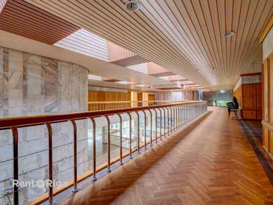 Izīrē Kongresu nama visu 4.stāvu.  Telpas sastāv no 9 dažāda izmēra kabinetiem. Tie savienojas ar ēk Rīga