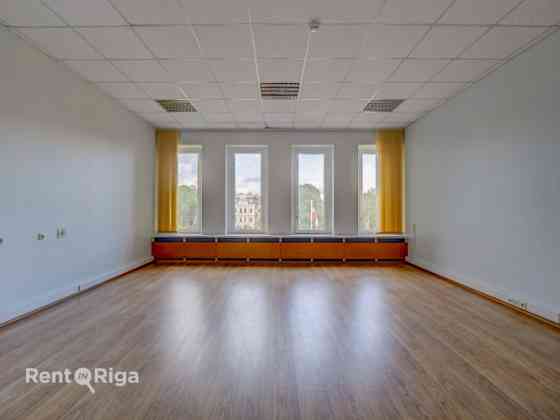 Izīrē Kongresu nama visu 4.stāvu.  Telpas sastāv no 9 dažāda izmēra kabinetiem. Tie savienojas ar ēk Rīga