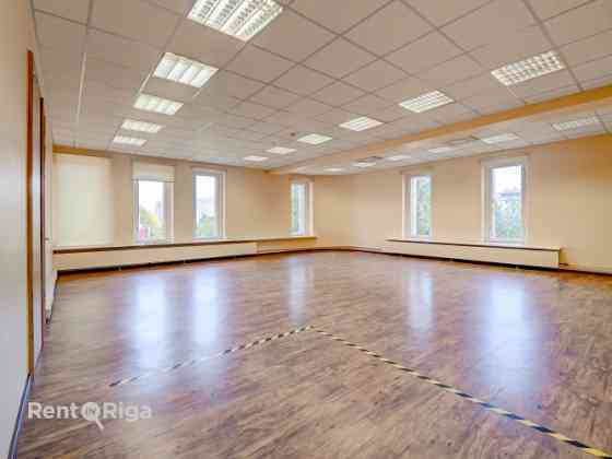 Izīrē Kongresu nama visu 4.stāvu.  Telpas sastāv no 9 dažāda izmēra kabinetiem. Tie savienojas ar ēk Rīga