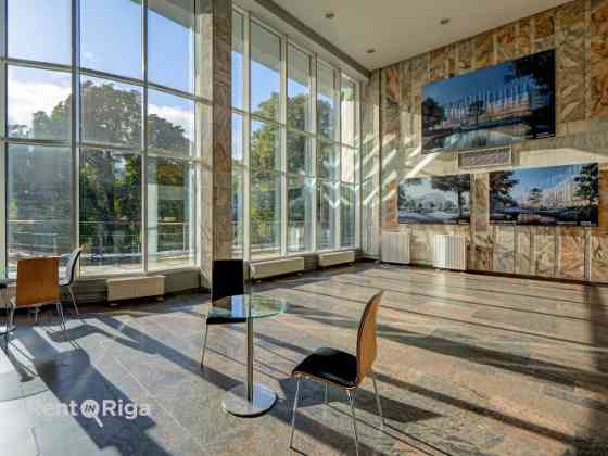 Izīrē Kongresu nama visu 4.stāvu.  Telpas sastāv no 9 dažāda izmēra kabinetiem. Tie savienojas ar ēk Rīga