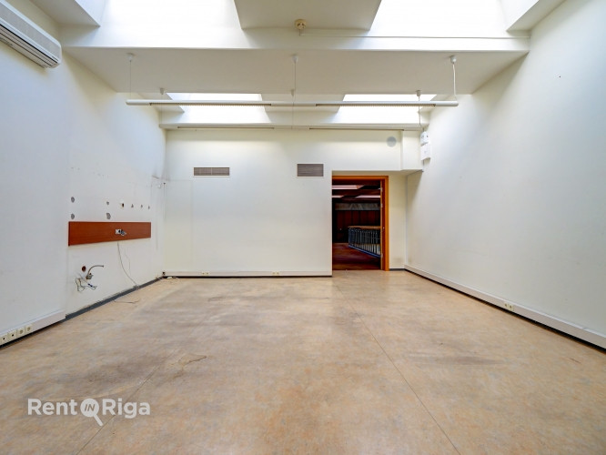 Izīrē Kongresu nama visu 4.stāvu.  Telpas sastāv no 9 dažāda izmēra kabinetiem. Tie Rīga - foto 9