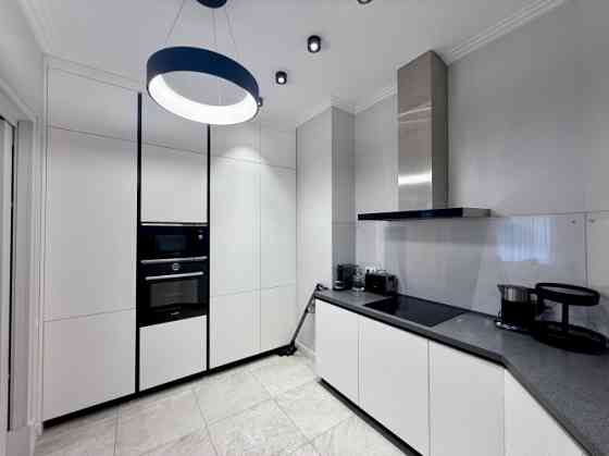 Izīrē plašu 3 istabu dzīvokli Rīgas centrā!  Šis dzīvoklis ir elegants un ar īpašu šarmu, kādu snied Рига