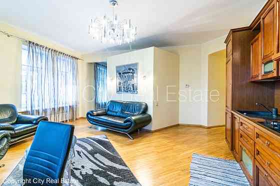 Фасадный дом, вход с улицы и со двора, лестничная клетка после косметического Рига