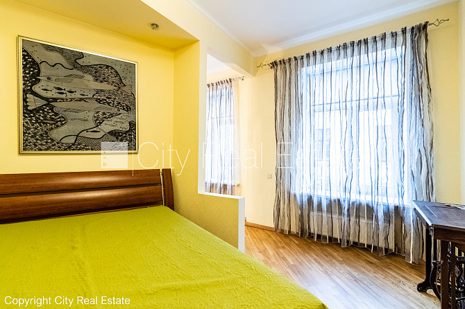 Фасадный дом, вход с улицы и со двора, лестничная клетка после косметического Рига - изображение 8