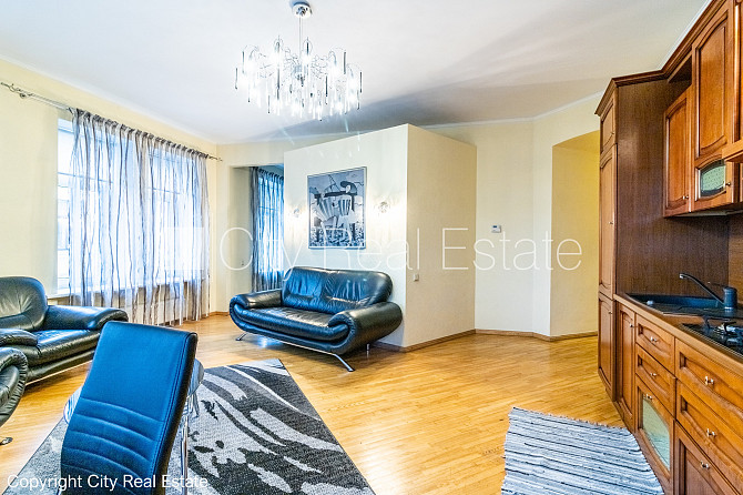 Фасадный дом, вход с улицы и со двора, лестничная клетка после косметического Рига - изображение 4