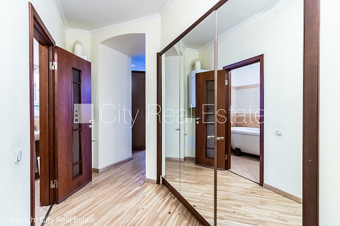 Фасадный дом, вход с улицы и со двора, лестничная клетка после косметического Рига - изображение 11