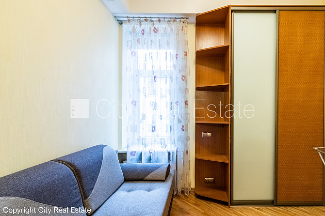 Фасадный дом, вход с улицы и со двора, лестничная клетка после косметического Рига - изображение 9