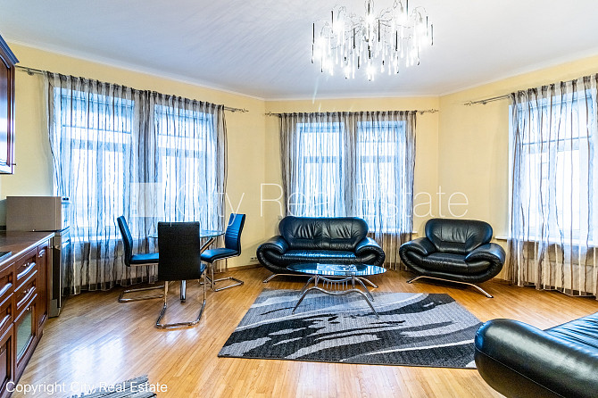 Фасадный дом, вход с улицы и со двора, лестничная клетка после косметического Рига - изображение 3