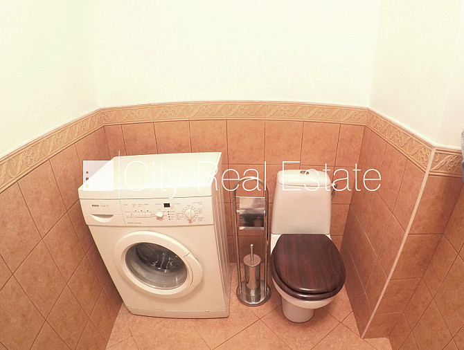 Фасадный дом, вход с улицы и со двора, лестничная клетка после косметического Рига - изображение 15