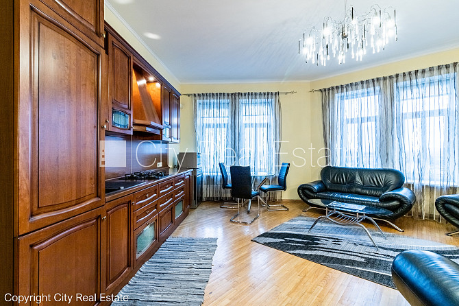 Фасадный дом, вход с улицы и со двора, лестничная клетка после косметического Рига - изображение 1