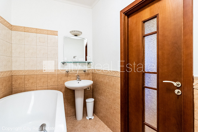 Фасадный дом, вход с улицы и со двора, лестничная клетка после косметического Рига - изображение 13