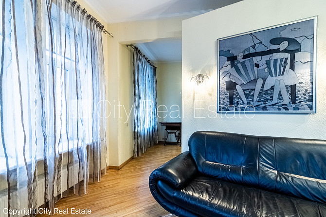 Фасадный дом, вход с улицы и со двора, лестничная клетка после косметического Рига - изображение 5