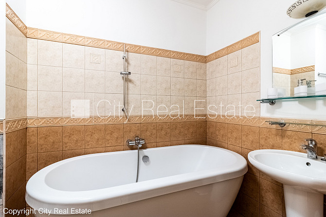 Фасадный дом, вход с улицы и со двора, лестничная клетка после косметического Рига - изображение 14