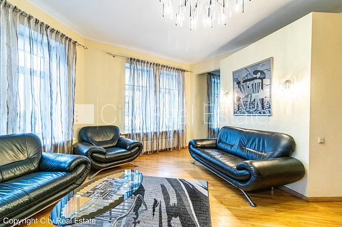 Фасадный дом, вход с улицы и со двора, лестничная клетка после косметического Рига - изображение 2