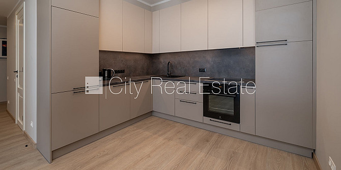 Fasādes māja, ir lifts, kāpņu telpa pēc kosmētiskā remonta, viena istaba izolēta, studio Rīga - foto 4