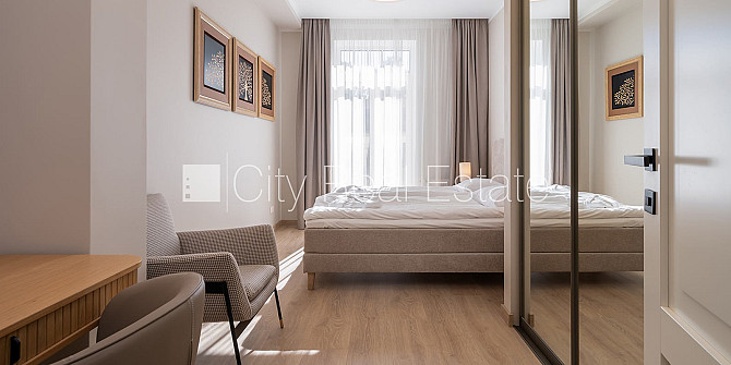 Fasādes māja, ir lifts, kāpņu telpa pēc kosmētiskā remonta, viena istaba izolēta, studio Rīga - foto 5