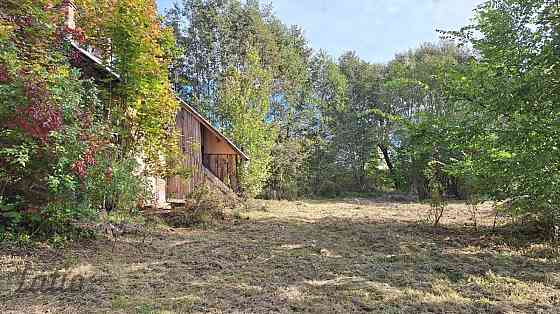 Piedāvājam iegādāties plašu zemesgabalu 2082 m platībā. Uz zemes atrodas veca koka ēka, kuru iespēja Тукумс и Тукумский край