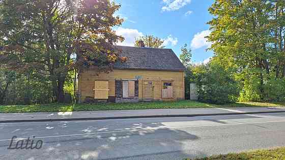 Piedāvājam iegādāties plašu zemesgabalu 2082 m platībā. Uz zemes atrodas veca koka ēka, kuru iespēja Тукумс и Тукумский край