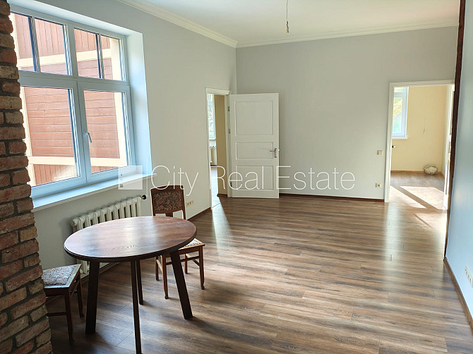 Таунхаус, территория обнесена забором, гараж на одну машину, три балкона, Юрмала - изображение 16