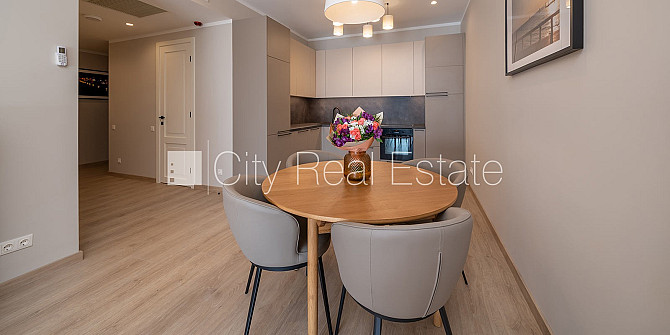 Таунхаус, территория обнесена забором, гараж на одну машину, три балкона, Юрмала - изображение 3