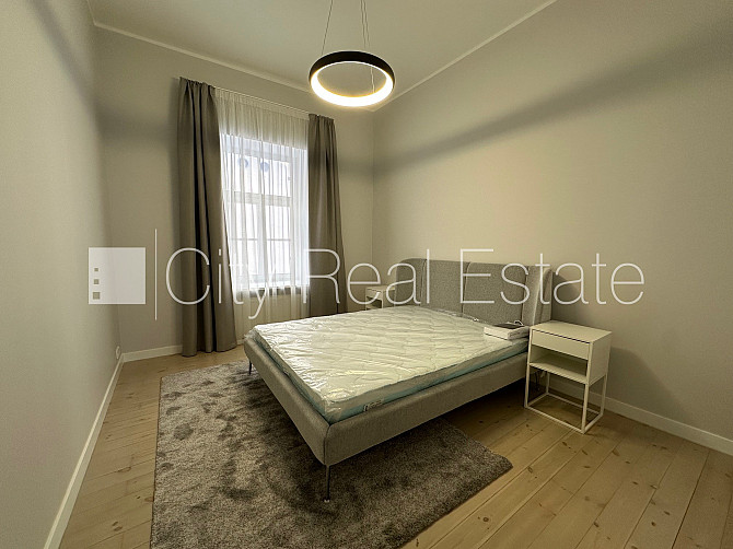 Fasādes māja, kāpņu telpa pēc kosmētiskā remonta, logi vērsti mājas abās pusēs, istabas Rīga - foto 9