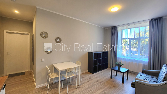 Fasādes māja, kāpņu telpa pēc kosmētiskā remonta, logi vērsti mājas abās pusēs, istabas Rīga - foto 20