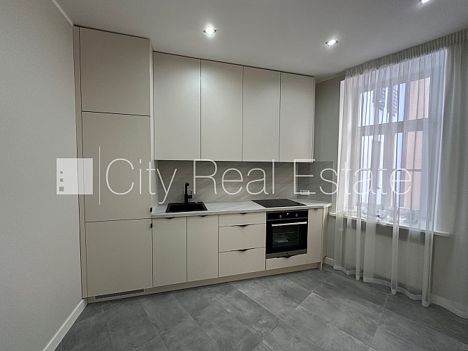 Fasādes māja, kāpņu telpa pēc kosmētiskā remonta, logi vērsti mājas abās pusēs, istabas Rīga - foto 8