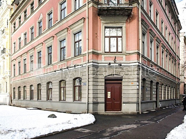 Fasādes māja, kāpņu telpa pēc kosmētiskā remonta, logi vērsti mājas abās pusēs, istabas Rīga - foto 16