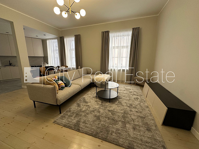 Fasādes māja, kāpņu telpa pēc kosmētiskā remonta, logi vērsti mājas abās pusēs, istabas Rīga - foto 7