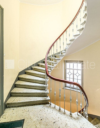 Fasādes māja, kāpņu telpa pēc kosmētiskā remonta, logi vērsti mājas abās pusēs, istabas Rīga - foto 13