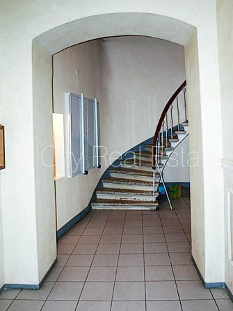 Fasādes māja, kāpņu telpa pēc kosmētiskā remonta, logi vērsti mājas abās pusēs, istabas Rīga - foto 15