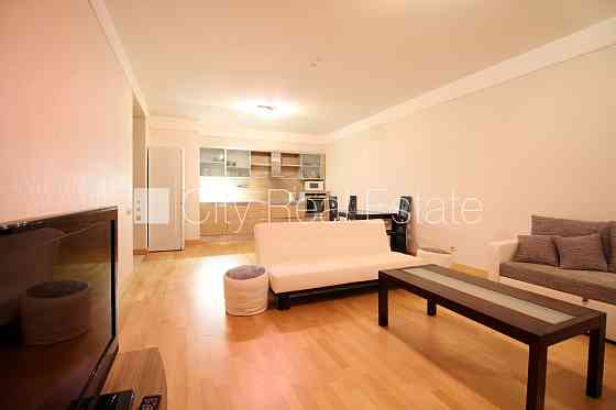 Фасадный дом, реновированный дом, вход с улицы, апартаменты люкс, лифт, лестничная Рига