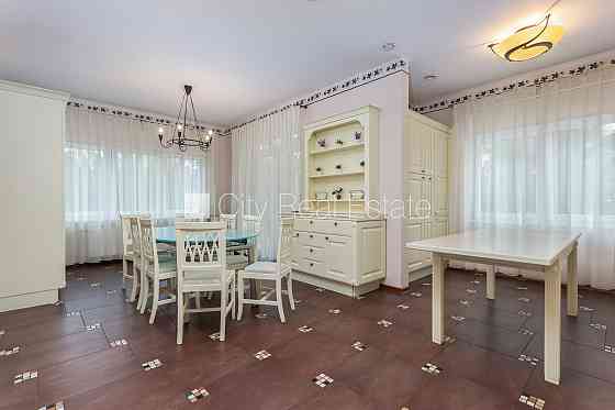 Земля в собственности, фасадный дом, кирпичные стены, фасад с декоративной Рига