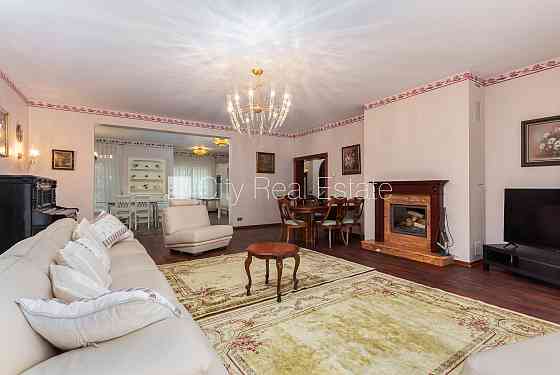 Земля в собственности, фасадный дом, кирпичные стены, фасад с декоративной Рига