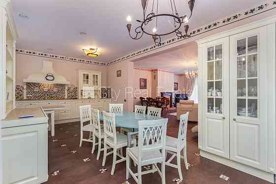 Земля в собственности, фасадный дом, кирпичные стены, фасад с декоративной Рига