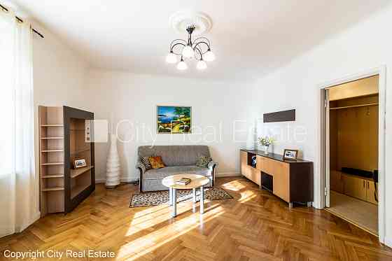 Фасадный дом, реставрированный дом, вход с улицы и со двора, лифт, балкон, окна Рига