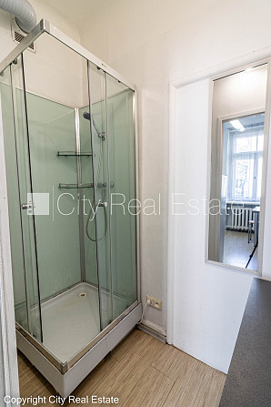 Фасадный дом, реставрированный дом, вход с улицы и со двора, лифт, балкон, окна Рига - изображение 19