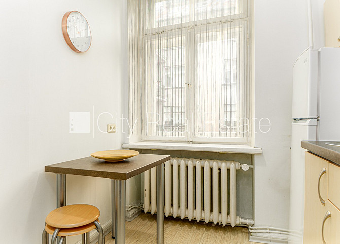 Фасадный дом, реставрированный дом, вход с улицы и со двора, лифт, балкон, окна Рига - изображение 16