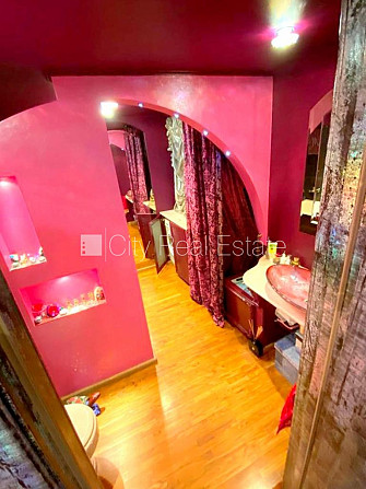 Фасадный дом, реновированный дом, подъездная дорога покрыта брущаткoй, лифт, Рига - изображение 18