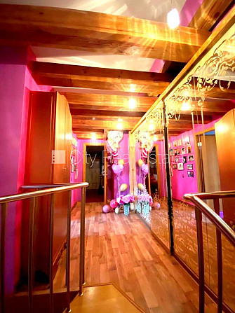 Фасадный дом, реновированный дом, подъездная дорога покрыта брущаткoй, лифт, Рига - изображение 9