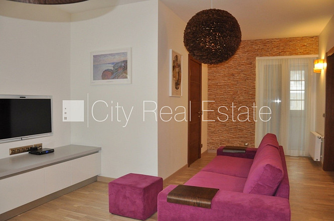 Дом во дворе, реновированный дом, фасад отделанный декоративным кирпечём, Рига - изображение 4