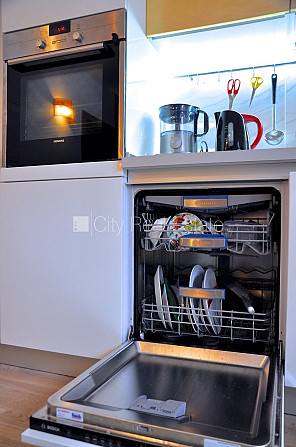 Дом во дворе, реновированный дом, фасад отделанный декоративным кирпечём, Рига - изображение 2